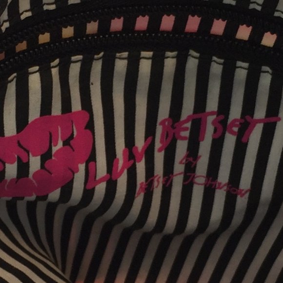 BETSEY LOVE CLOTH CROSSBODY - Picture 3 of 7